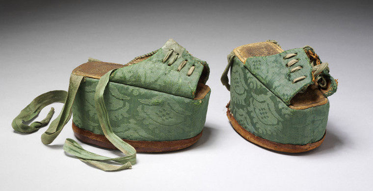 Фотография: Жутко неудобная обувь средневековых женщин №7 - BigPicture.ru