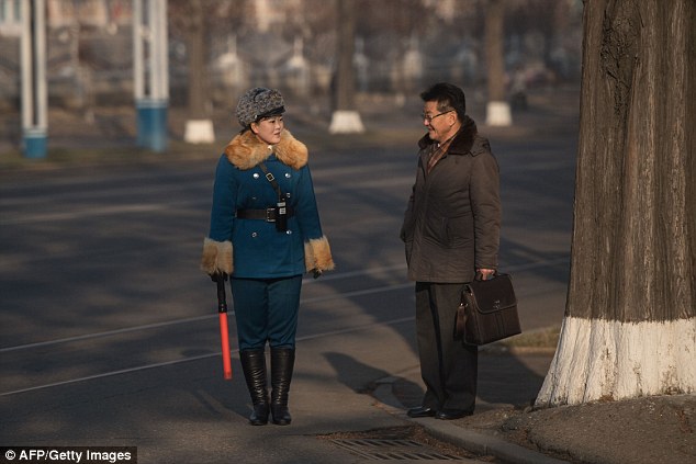 Фотография: В северокорейскую дорожную полицию выбирают только красивых девушек №12 - BigPicture.ru