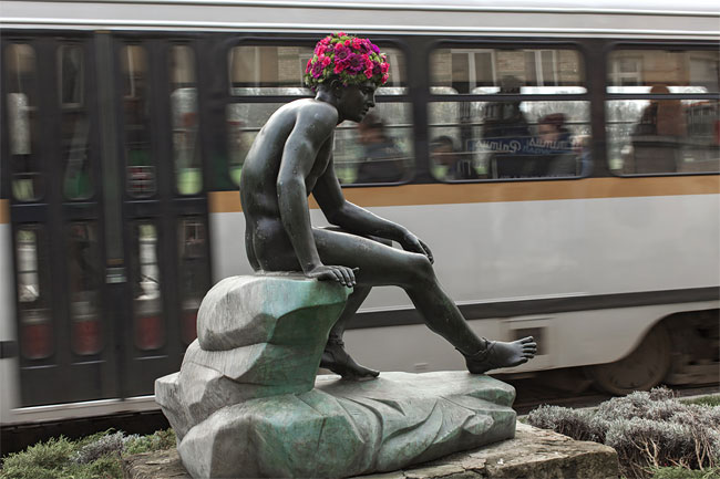 Фотография: В Брюсселе памятники украшают цветочными бородами и париками №4 - BigPicture.ru