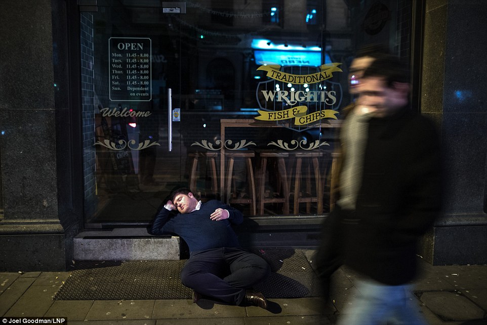 Фотография: Пьянство, драки и увечья — как в Великобритании провели 