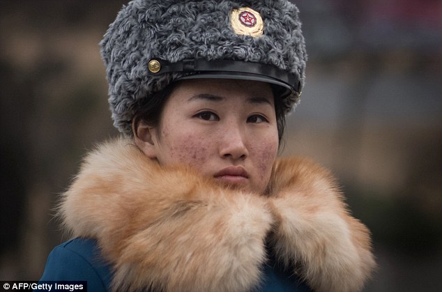 Фотография: В северокорейскую дорожную полицию выбирают только красивых девушек №2 - BigPicture.ru