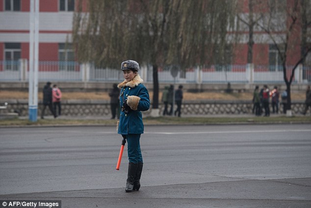 Фотография: В северокорейскую дорожную полицию выбирают только красивых девушек №13 - BigPicture.ru