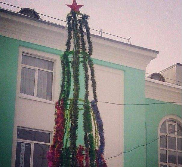 Фотография: 13 самых уродливых новогодних елок №11 - BigPicture.ru