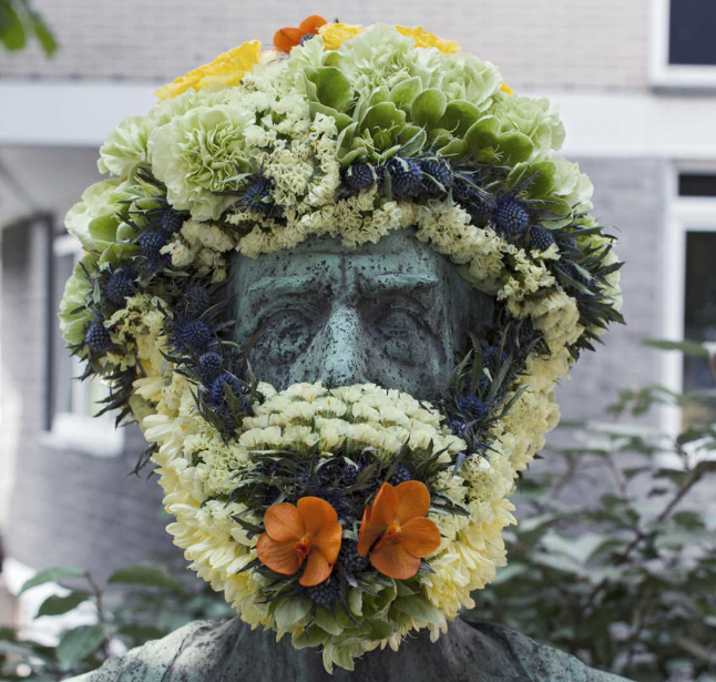 Фотография: В Брюсселе памятники украшают цветочными бородами и париками №7 - BigPicture.ru