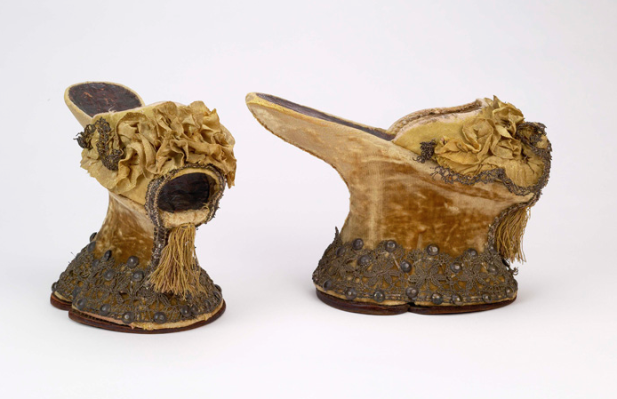 Фотография: Жутко неудобная обувь средневековых женщин №3 - BigPicture.ru