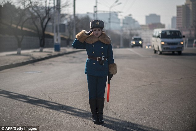Фотография: В северокорейскую дорожную полицию выбирают только красивых девушек №3 - BigPicture.ru