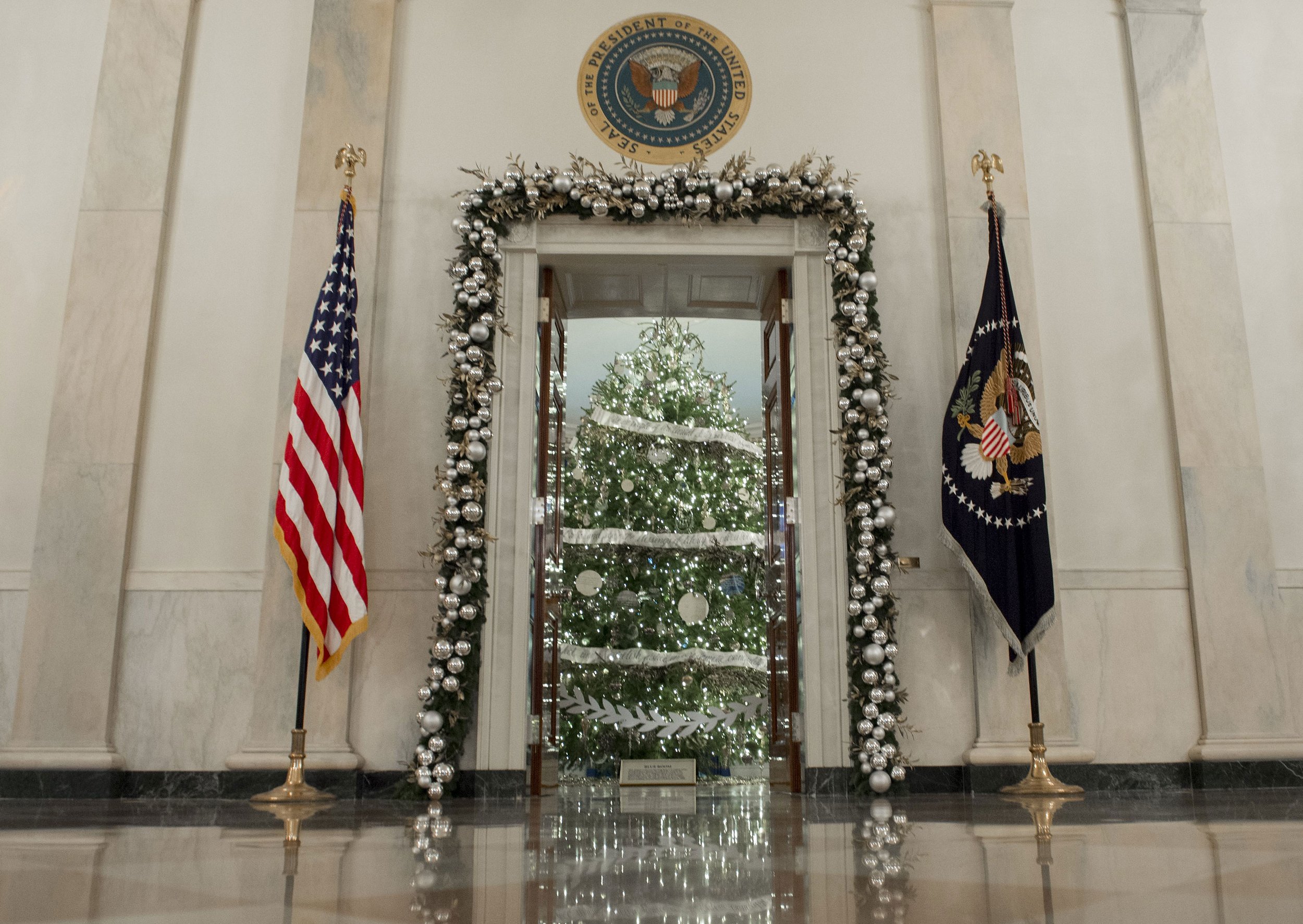 Фотография: Мишель Обама в последний раз украсила Белый дом к Рождеству №3 - BigPicture.ru
