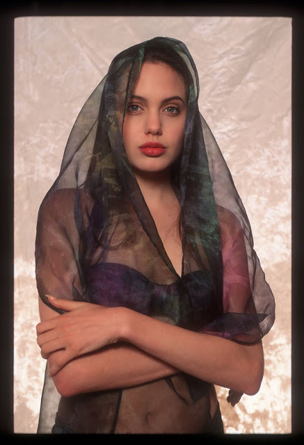 Фотография: Редкие кадры из фотосессии 16-летней Анджелины Джоли в нижнем белье №23 - BigPicture.ru
