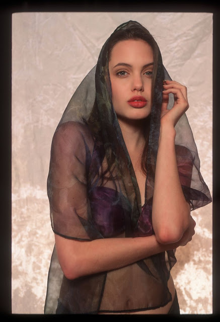 Фотография: Редкие кадры из фотосессии 16-летней Анджелины Джоли в нижнем белье №24 - BigPicture.ru