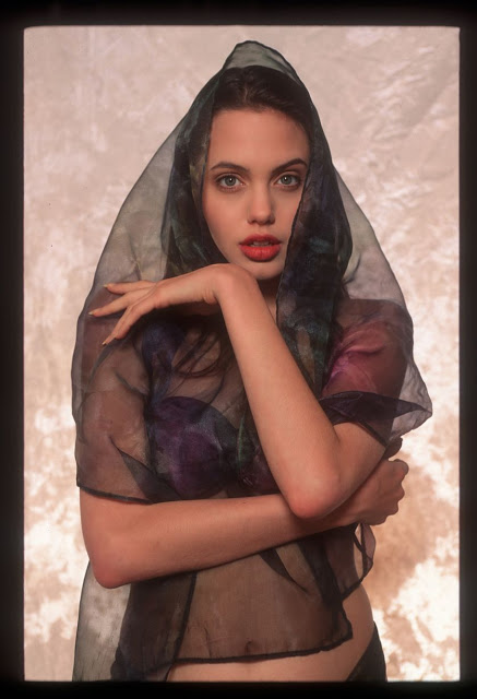 Фотография: Редкие кадры из фотосессии 16-летней Анджелины Джоли в нижнем белье №25 - BigPicture.ru
