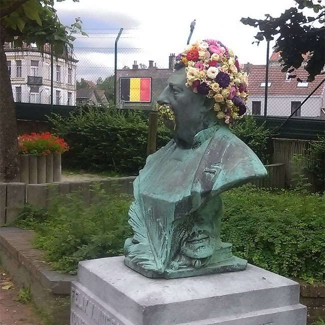 Фотография: В Брюсселе памятники украшают цветочными бородами и париками №3 - BigPicture.ru
