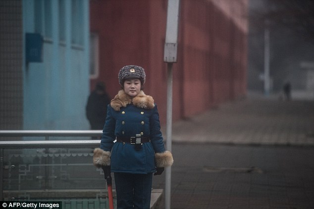Фотография: В северокорейскую дорожную полицию выбирают только красивых девушек №4 - BigPicture.ru