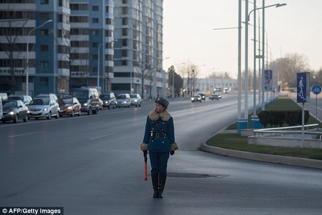 Фотография: В северокорейскую дорожную полицию выбирают только красивых девушек №5 - BigPicture.ru