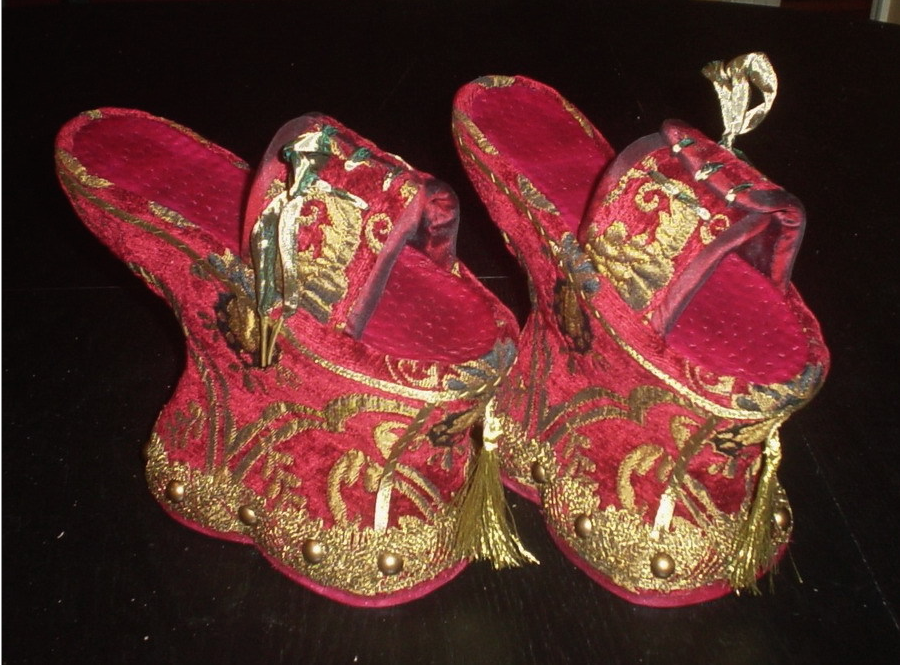 Фотография: Жутко неудобная обувь средневековых женщин №4 - BigPicture.ru