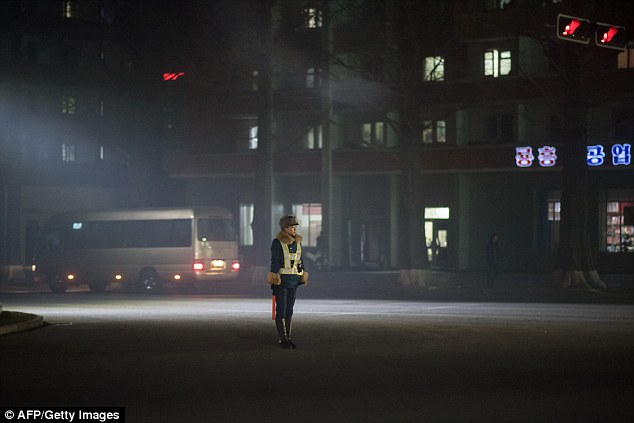 Фотография: В северокорейскую дорожную полицию выбирают только красивых девушек №6 - BigPicture.ru