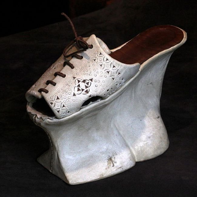 Фотография: Жутко неудобная обувь средневековых женщин №6 - BigPicture.ru