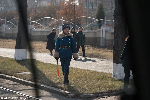 Фотография: В северокорейскую дорожную полицию выбирают только красивых девушек №7 - BigPicture.ru
