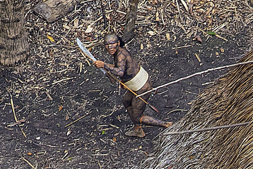 Фотография: Бразильскому фотографу удалось подобраться как никогда близко к абсолютно дикому племени в лесах Амазонии №8 - BigPicture.ru