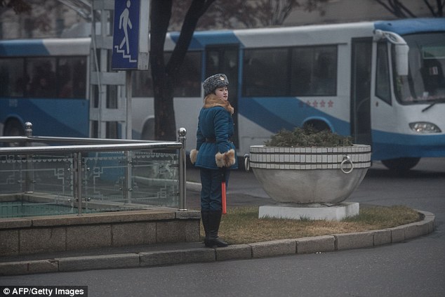 Фотография: В северокорейскую дорожную полицию выбирают только красивых девушек №9 - BigPicture.ru
