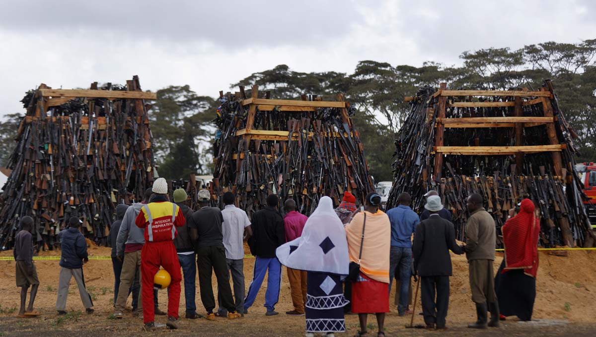 Фотография: Прощай, оружие! В Кении сожгли 5 тысяч нелегальных стволов №3 - BigPicture.ru