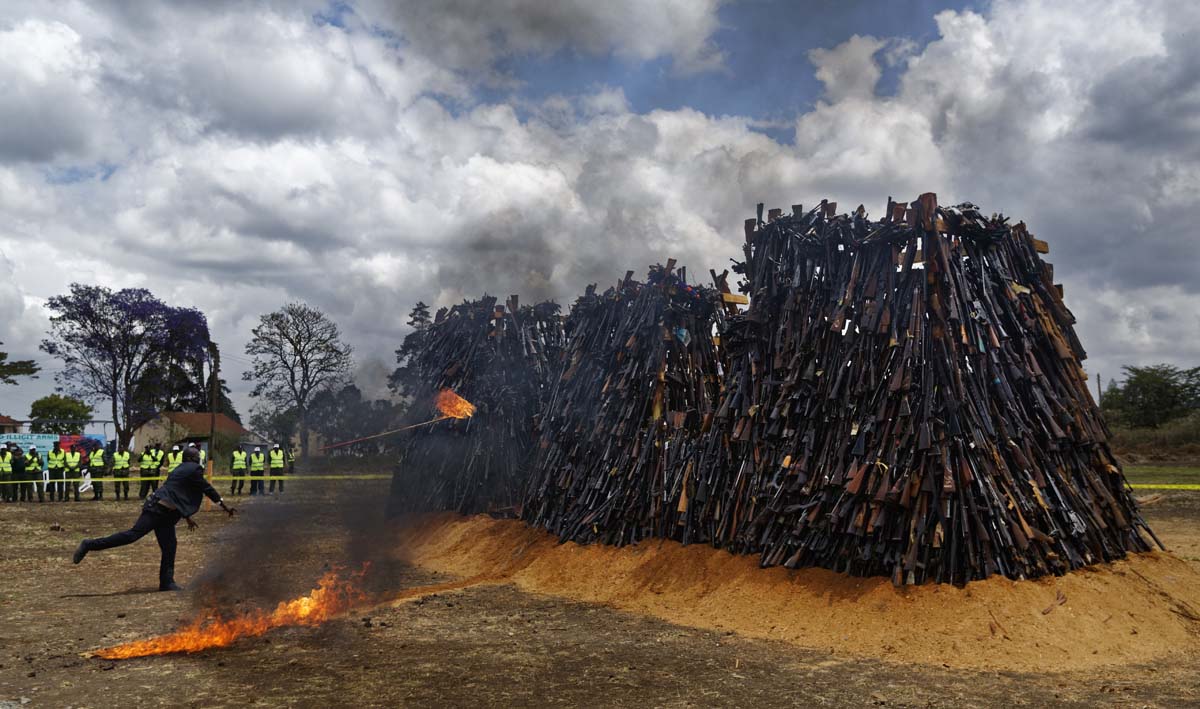 Фотография: Прощай, оружие! В Кении сожгли 5 тысяч нелегальных стволов №5 - BigPicture.ru
