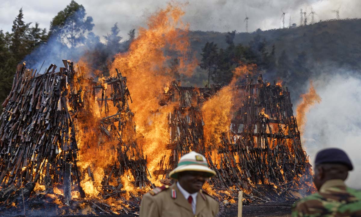 Фотография: Прощай, оружие! В Кении сожгли 5 тысяч нелегальных стволов №7 - BigPicture.ru