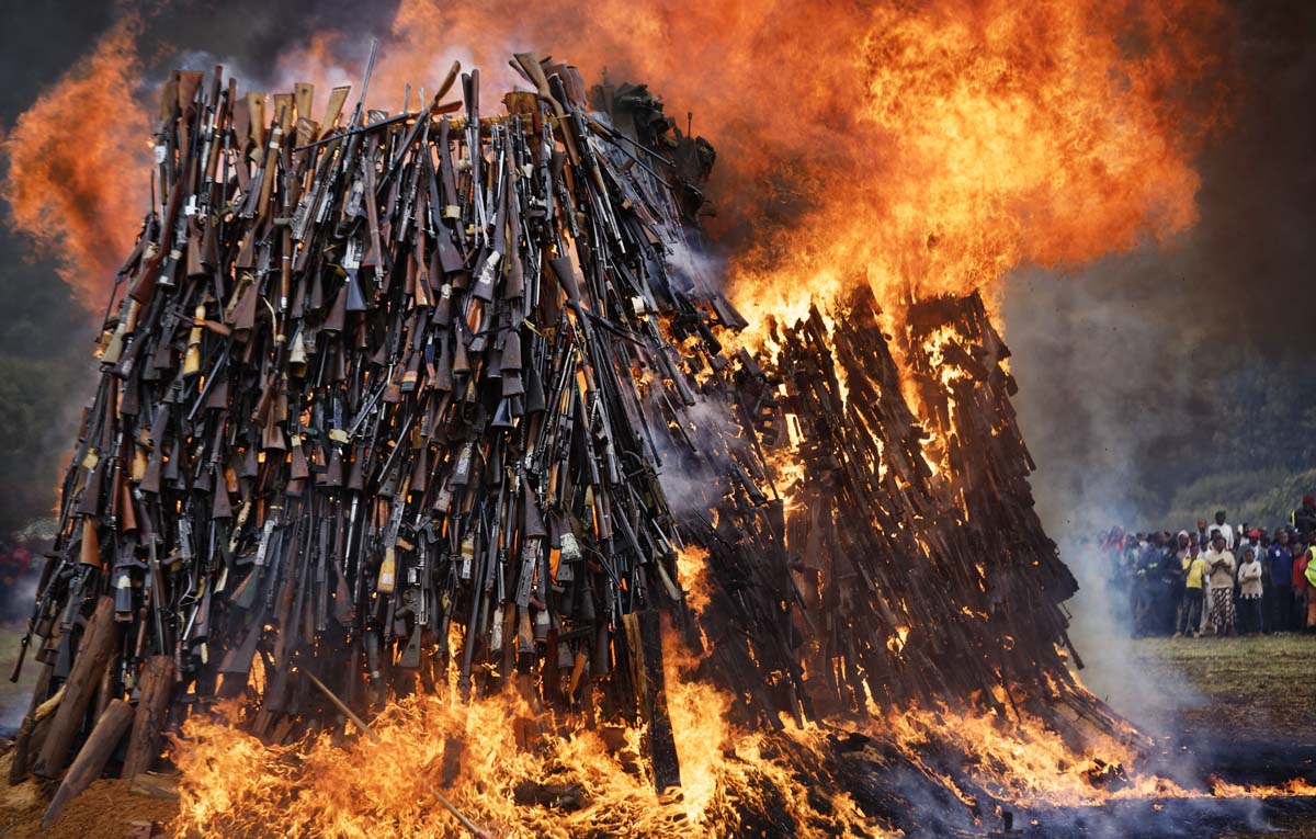 Фотография: Прощай, оружие! В Кении сожгли 5 тысяч нелегальных стволов №6 - BigPicture.ru