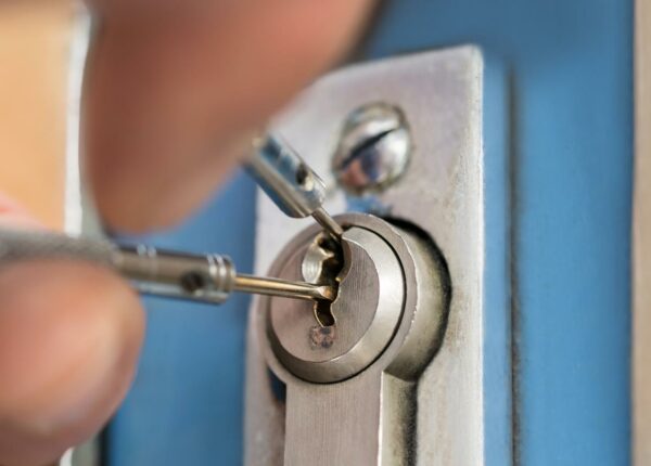 Аварийное вскрытие замков: самостоятельно или обратиться к специалистам?