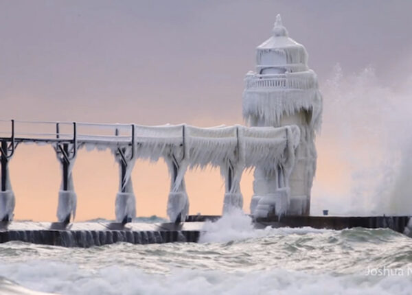 Маяк на озере Мичиган совсем замерз и превратился в сказочную башню