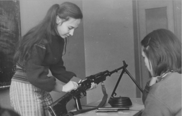 Фотография: В советских школах начальную военную подготовку проходили даже девушки №3 - BigPicture.ru