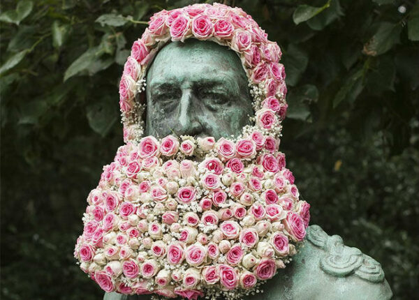 В Брюсселе памятники украшают цветочными бородами и париками