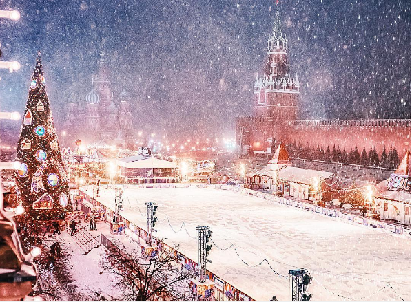 Фотография: Волшебная заснеженная Москва: огни, снег и олень на Красной площади №1 - BigPicture.ru