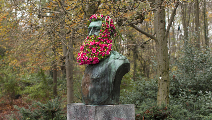 Фотография: В Брюсселе памятники украшают цветочными бородами и париками №9 - BigPicture.ru