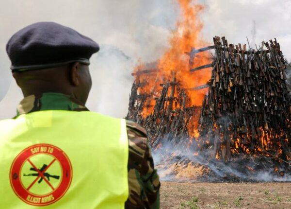Прощай, оружие! В Кении сожгли 5 тысяч нелегальных стволов