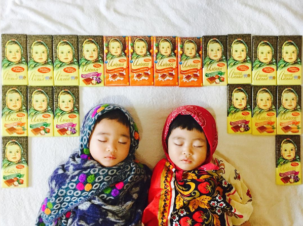 Фотография: Японка фотографирует своих спящих детей в образе Чебурашек, диджеев и героев сказки про Репку №1 - BigPicture.ru