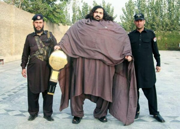 430-килограммовый пакистанец съедает 36 яиц на завтрак, чтобы стать настоящим Геркулесом