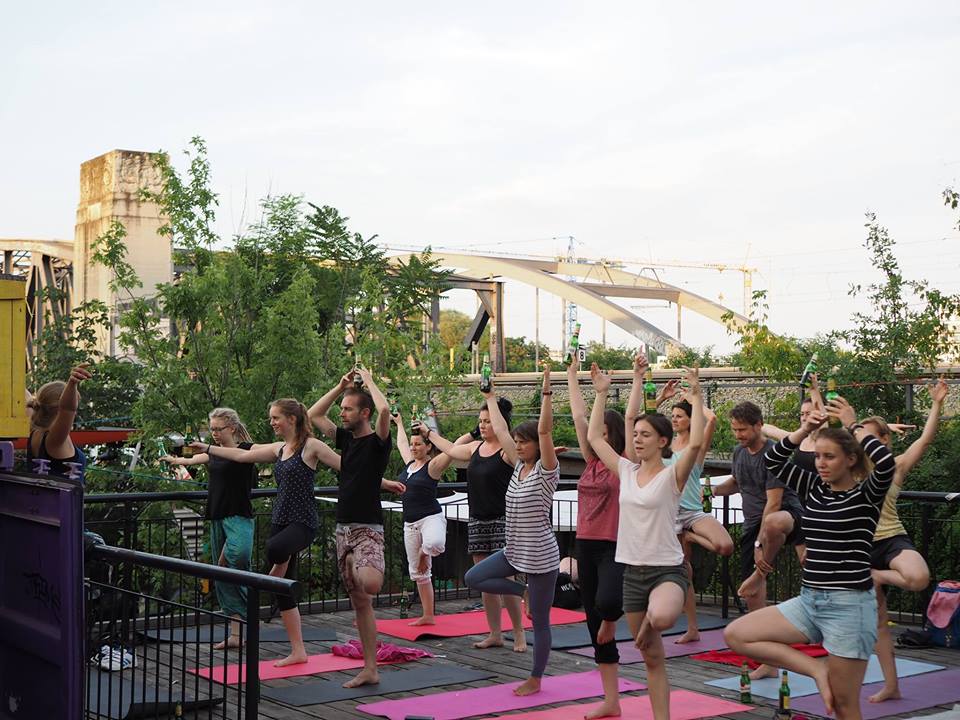 Фотография: Вот это по-нашему — пивная йога покоряет мир №2 - BigPicture.ru