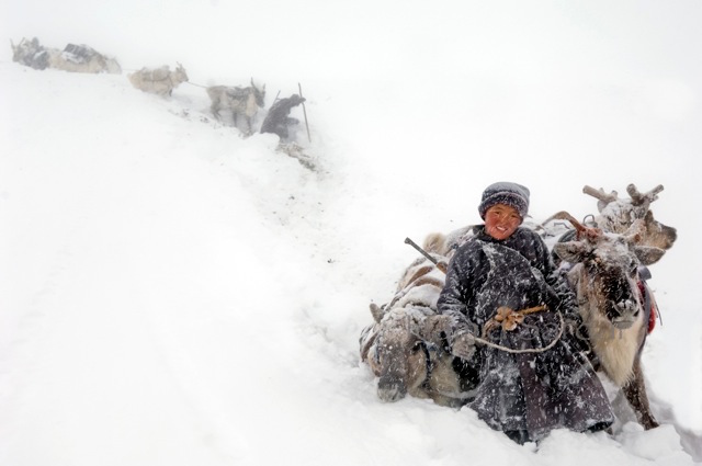 Фотография: Как живет вымирающее племя оленеводов из Монголии №9 - BigPicture.ru