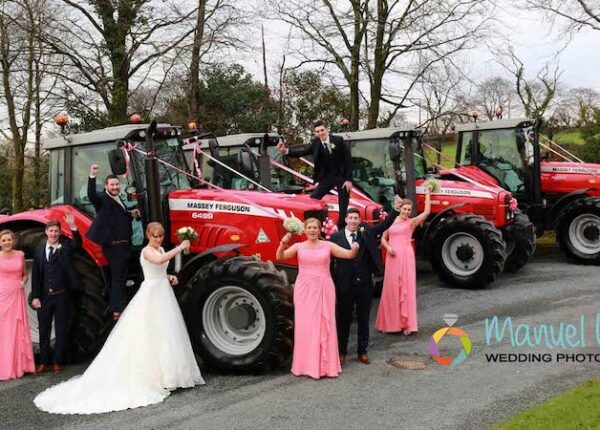 Ирландка исполнила детскую мечту, приехав на свадьбу на красном тракторе