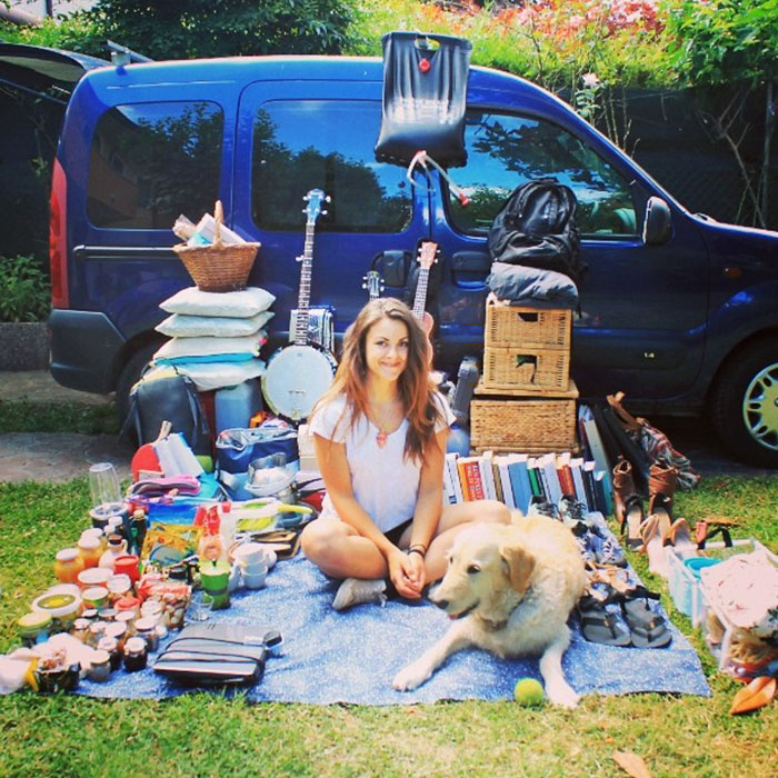 Фотография: Девушка переделала старый фургон в дом на колесах и путешествует по свету со своим псом №2 - BigPicture.ru