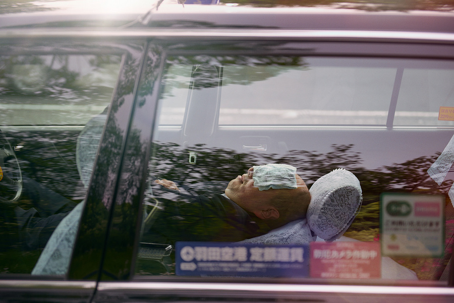 Фотография: Спящие посреди улицы в середине дня японские таксисты в фотосерии Уильяма Грина №4 - BigPicture.ru