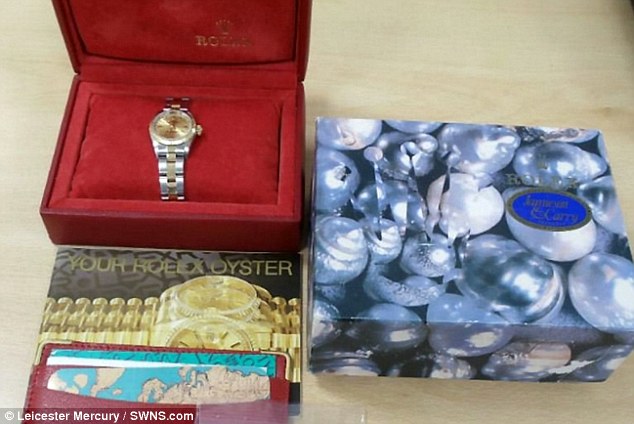 Фотография: Полицейские заработали 1,5 миллиона фунтов на продаже предметов роскоши, изъятых у преступников №3 - BigPicture.ru