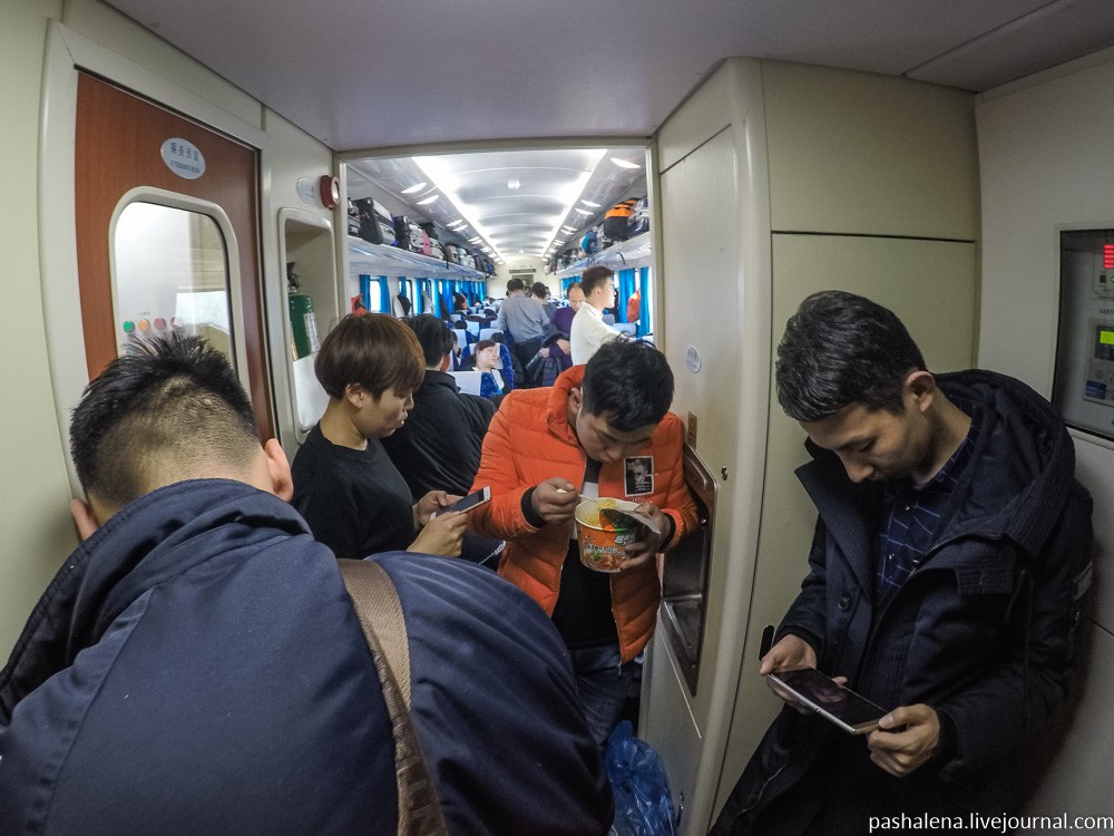 Фотография: Сидячий ад: 21 час в жестком вагоне из Пекина в Гуанчжоу №34 - BigPicture.ru