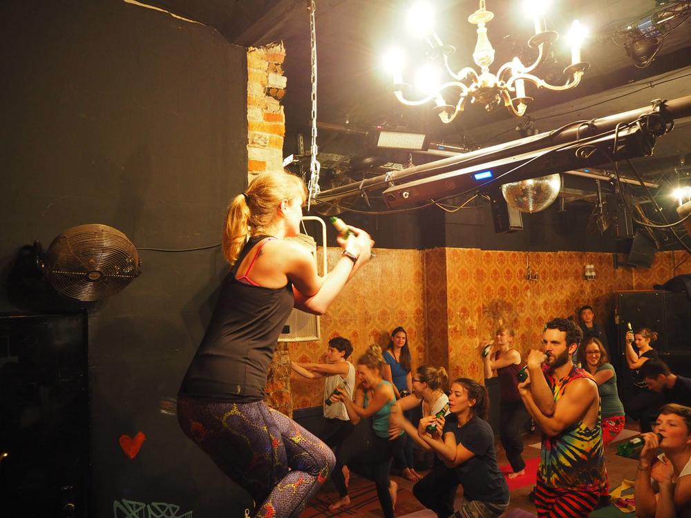 Фотография: Вот это по-нашему — пивная йога покоряет мир №4 - BigPicture.ru