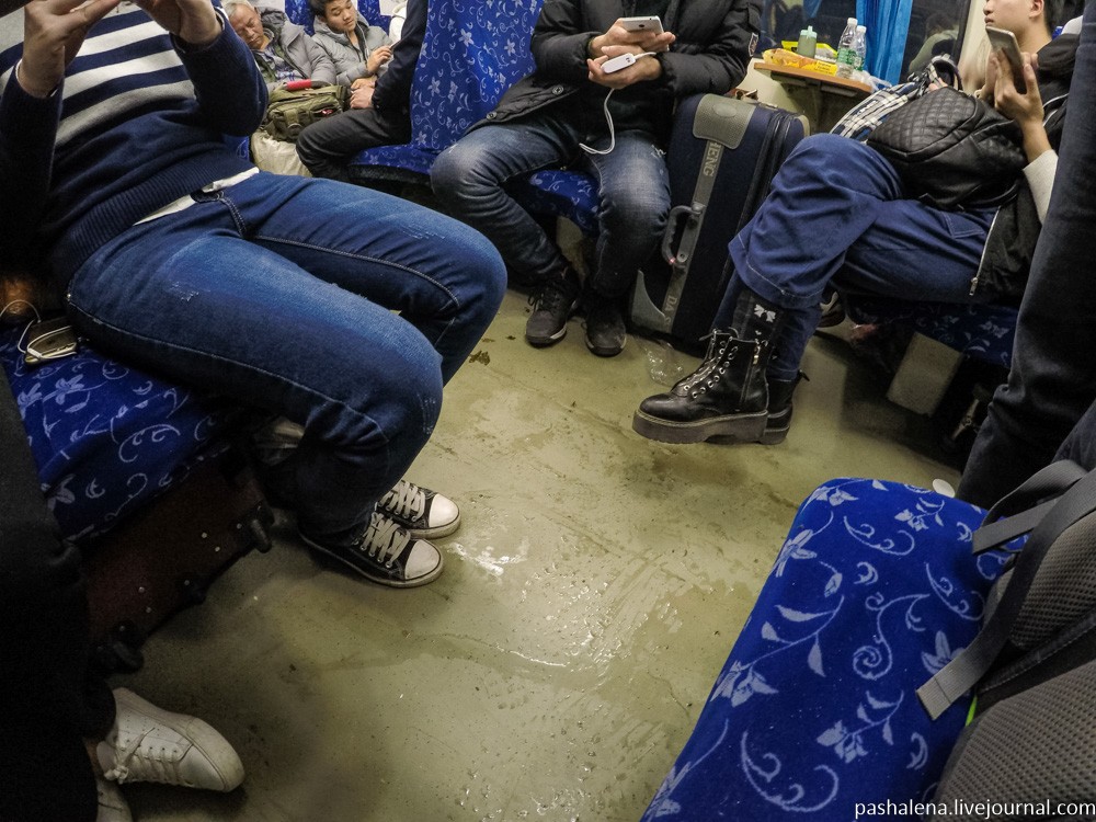 Фотография: Сидячий ад: 21 час в жестком вагоне из Пекина в Гуанчжоу №37 - BigPicture.ru