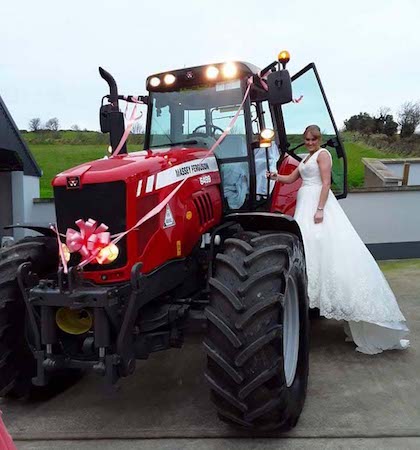 Фотография: Ирландка исполнила детскую мечту, приехав на свадьбу на красном тракторе №3 - BigPicture.ru