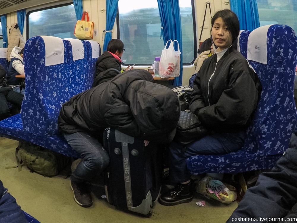 Фотография: Сидячий ад: 21 час в жестком вагоне из Пекина в Гуанчжоу №40 - BigPicture.ru