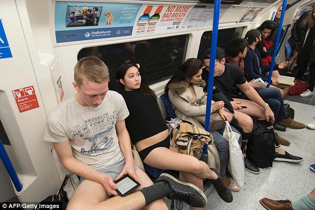 Фотография: В метро в одних трусах — в Лондоне прошел 