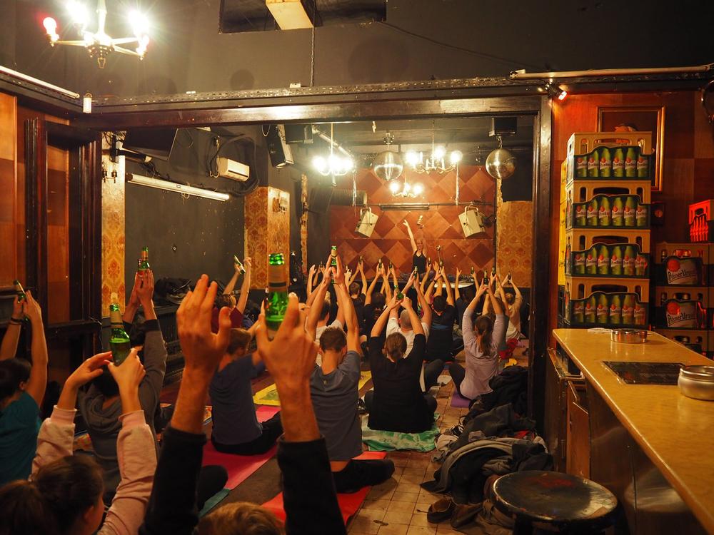 Фотография: Вот это по-нашему — пивная йога покоряет мир №5 - BigPicture.ru