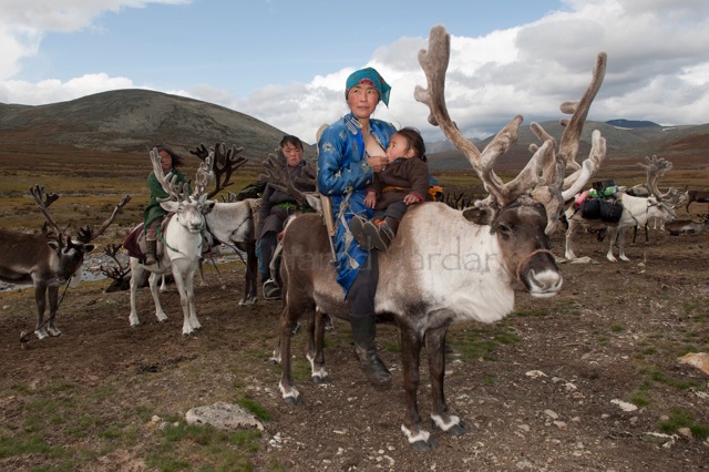 Фотография: Как живет вымирающее племя оленеводов из Монголии №13 - BigPicture.ru